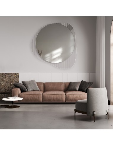 Dekorativní zrcadlo na ornamentálním...