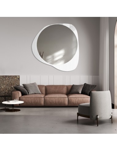 Dekorativní zrcadlo na ornamentálním...