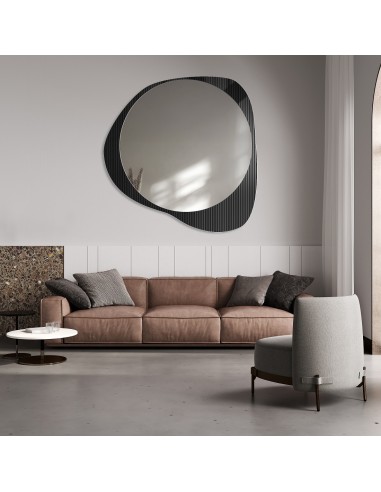 Dekorativní zrcadlo na ornamentálním...