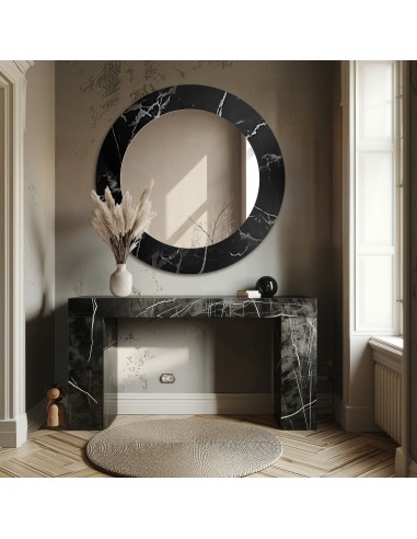 Kulaté zrcadlo na černo-stříbrném...