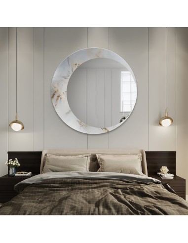 Kulaté zrcadlo na bílo-zlatém mramoru...