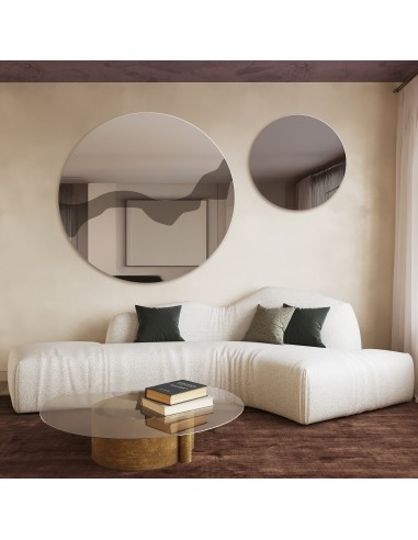 Kulatá zrcadla na hnědé zrcadlové...