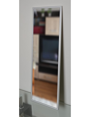 Zrcadlo v jemném ozdobném dřevěném...