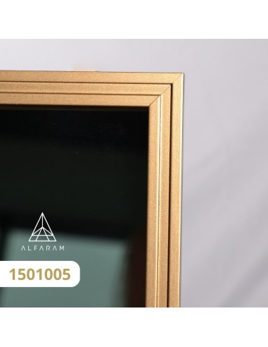 Zrcadlo v jemném ozdobném dřevěném...