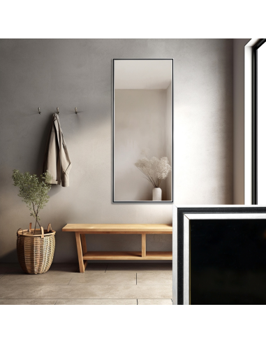 Zrcadlo v jemném ozdobném dřevěném...