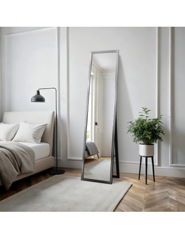 Stojící šatní zrcadlo v elegantním...
