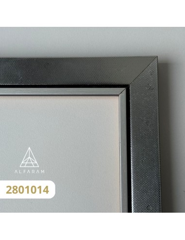 Stojící šatní zrcadlo v elegantním...