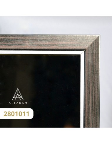 Stojící šatní zrcadlo v elegantním...