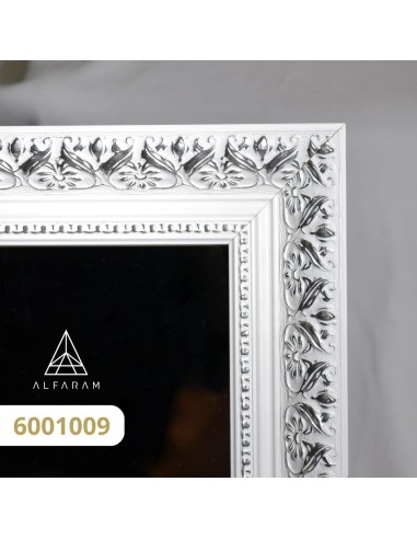 Zrcadlo v bohatém ornamentálním rámu...