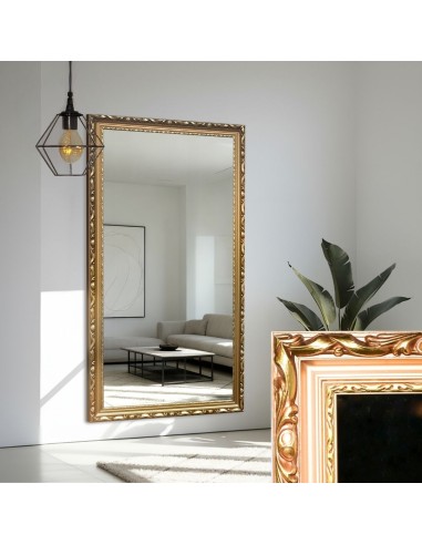 Zrcadlo ve zlatém ozdobném dřevěném...