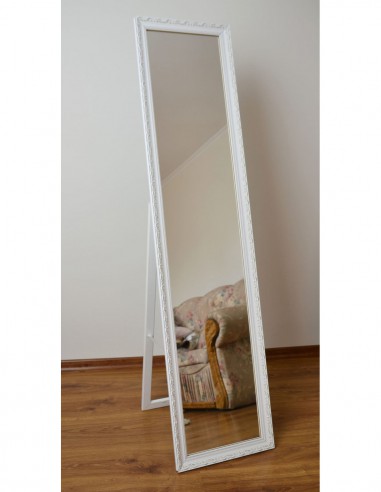 Stojící zrcadlo v ozdobném dřevěném... Stojící zrcadlo v ozdobném dřevěném...