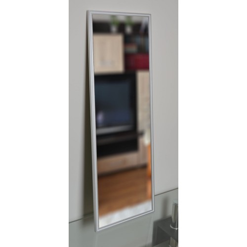 Zrcadlo v jemném ozdobném...