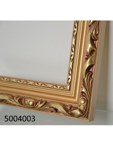 Zrcadlo ve zlatém ozdobném dřevěném...