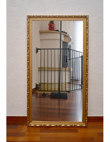 Zrcadlo ve zlatém ozdobném dřevěném...