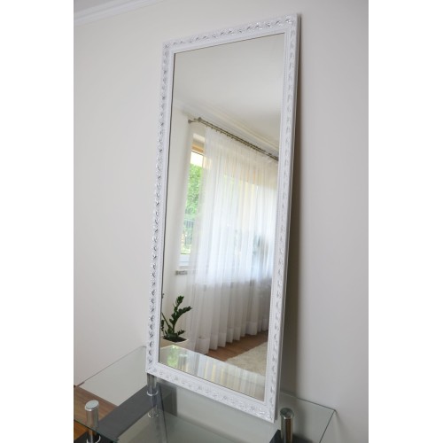 Zrcadlo v bílém ozdobném...