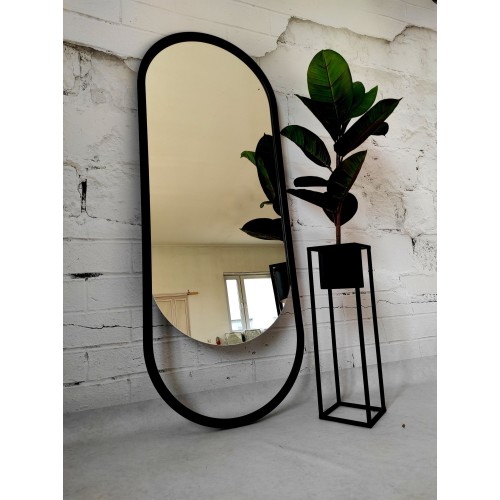 Oválné zrcadlo v černém... 2