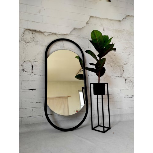 Oválné zrcadlo v černém... 2