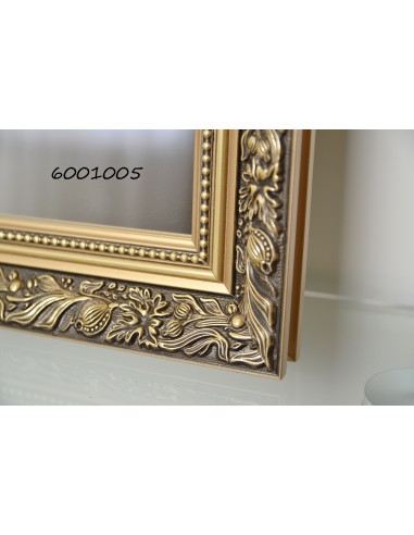 Zrcadlo v bohatém ornamentálním rámu... Zrcadlo v bohatém ornamentálním rámu...