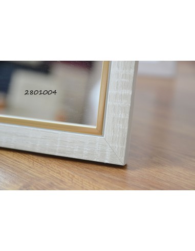 Zrcadlo v jemném ozdobném dřevěném...