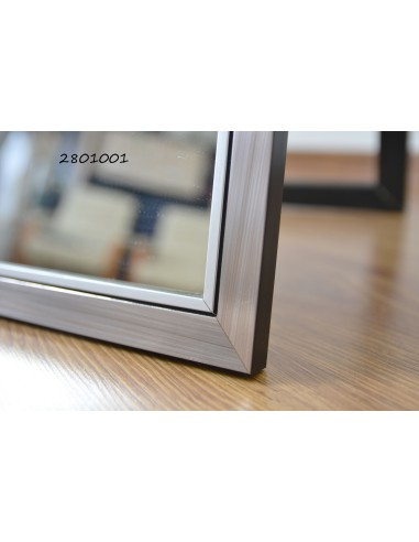 Zrcadlo v jemném ozdobném dřevěném...