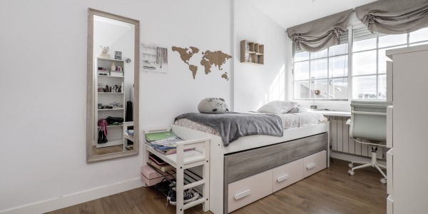 Kreativní pokoj pro teenagera s využitím zrcadla